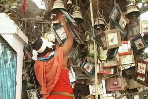 इस मंदिर में लोग भगवान को चढ़ाते हैं घड़ियां, वजह जानकर आप भी रह जाएंगें हैरान