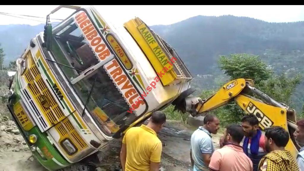 सड़क में पलटी हुई दुर्घटनाग्रस्त बस