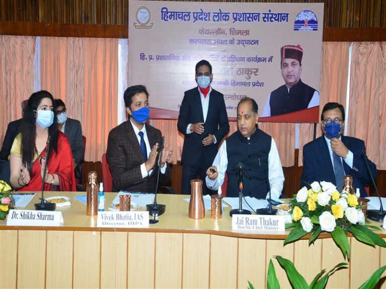 अधिकारी नवाचार कार्यक्रमों और परिणामोन्मुखी नीतियों का कार्यान्वयन सुनिश्चित करने का कार्य करेंः मुख्यमंत्री