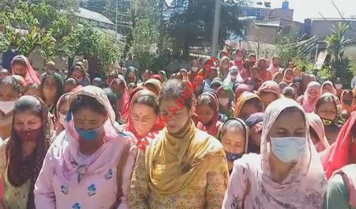 जोगिंद्रनगर की बेटी Jyoti को इंसाफ दिलाने सड़कों पर उतरी  महिलाएं