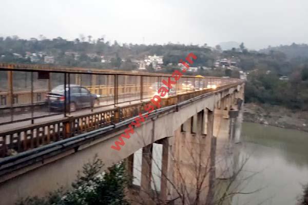 बिलासपुर के कंदरौर पुल पर  एक युवक ने आत्महत्या करने का प्रयास किया। जाने पूरा मामला