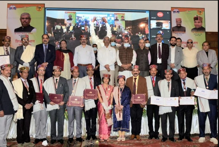 हिमाचल प्रदेश :Teacher Day पर  सरकारी स्कूलों में कार्यरत 18 शिक्षकों को रविवार को राज्य स्तरीय पुरस्कार से सम्मानित किया गया।